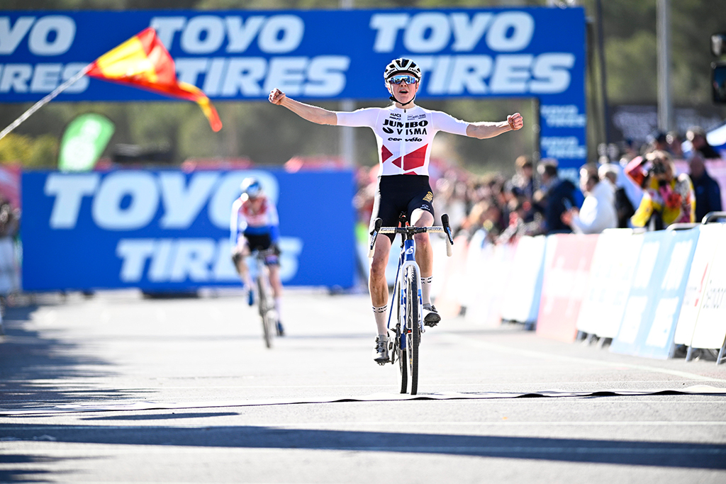 Die Niederländerin Fem Van Empel jubelt nach ihrem Sieg im Elite-Rennen der Frauen beim Cyclocross-Weltcup im spanischen Benidorm, der 13. von 14 Etappen des Weltcups der laufenden Saison (Bild: Jasper Jacobs/Belga)