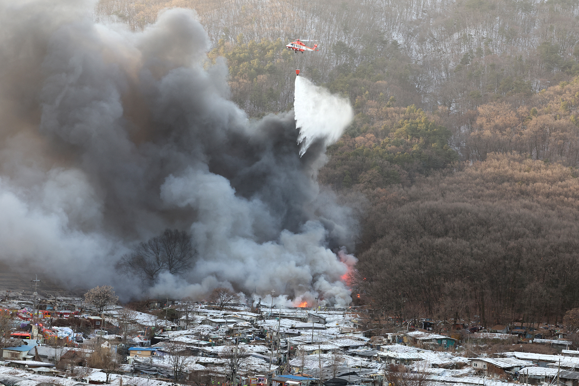 Feuerwehrleute versuchen den Brand in Guryong im Süden Seouls zu löschen (Bild: Yonhap/AFP)