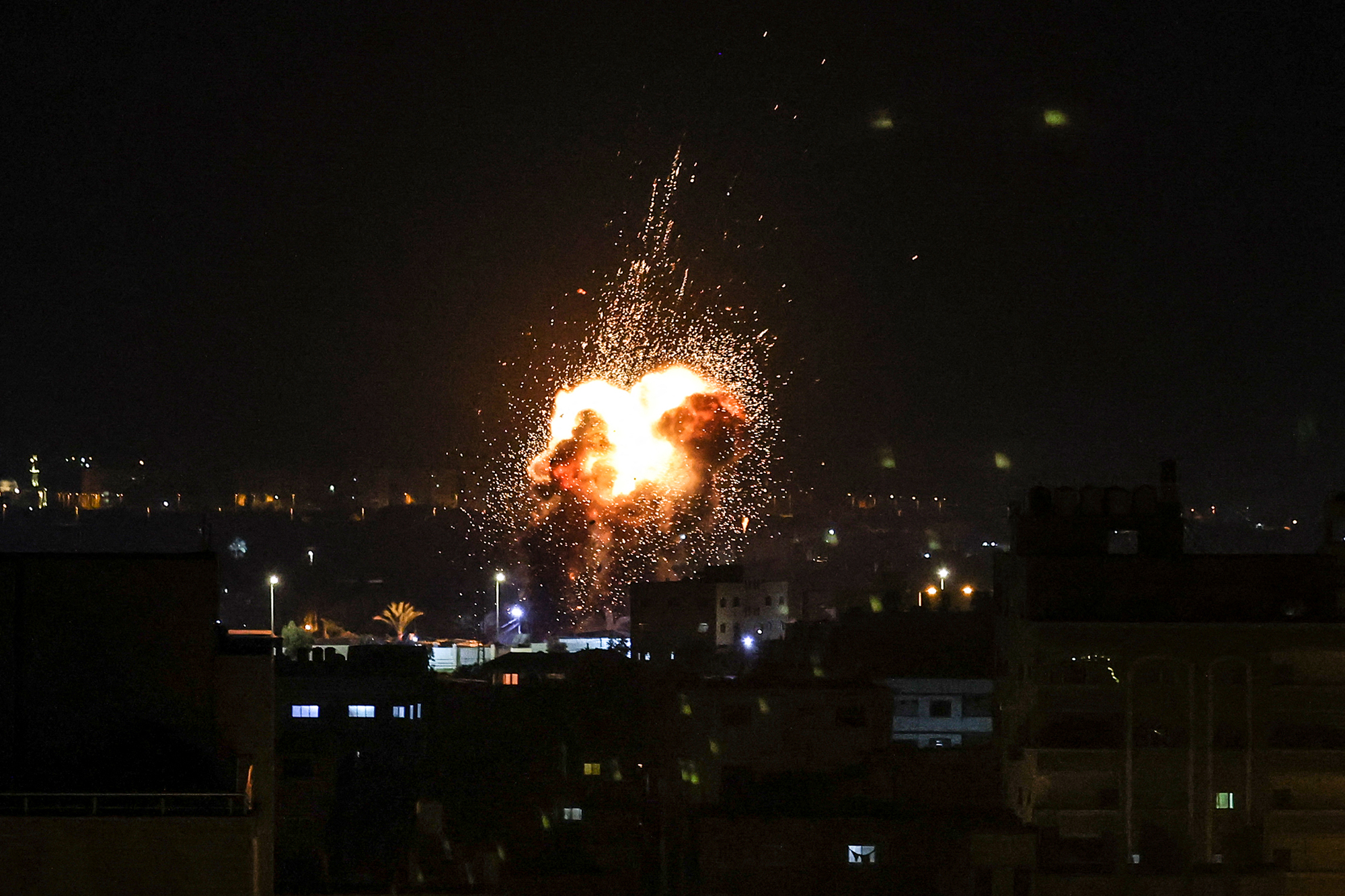 Luftangriff auf Gaza City in der Nacht auf Freitag (Bild: Mahmud Hams/AFP)