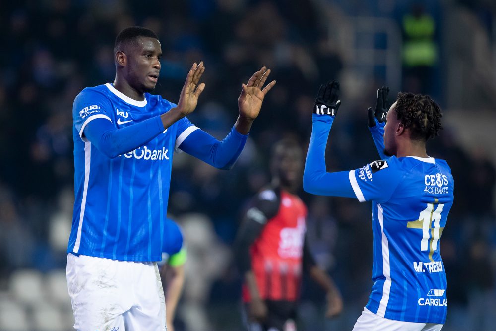 Paul Onuachu und Mike Tresor Ndayishimiye vom KRC Genk freuen sich über den Sieg gegen Seraing (Bild: Kristof Van Accom/Belga)