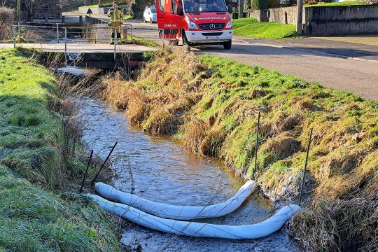 Mazout-Verunreinigung im Lontzener Groetbach (Bild: Claudia Rentmeister/BRF)