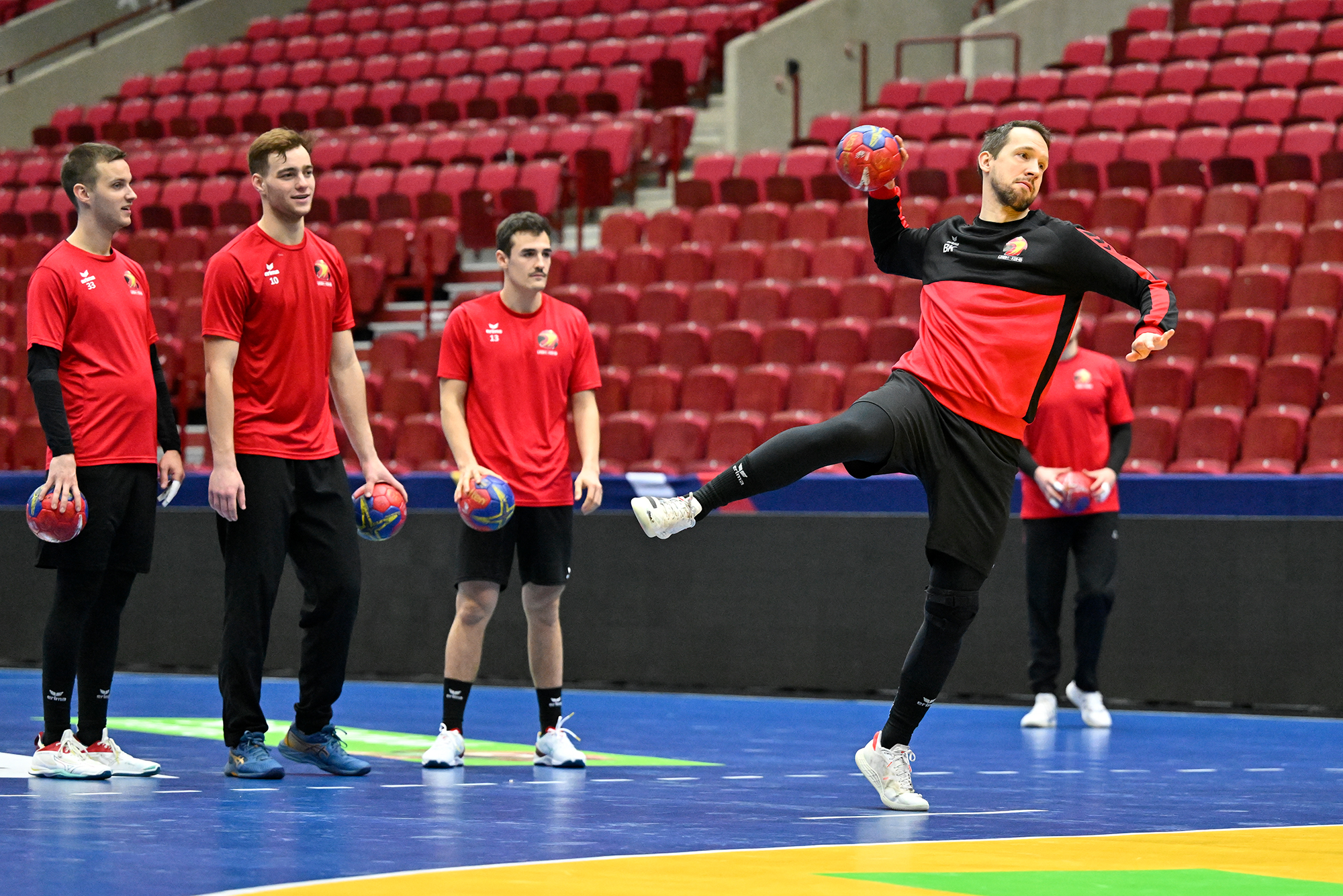Training der Red Wolves am 15.1. bei der Handball-WM: 2vl Raphael Kötters, 3vl Nick Braun, Bartosz Kedziora wirft