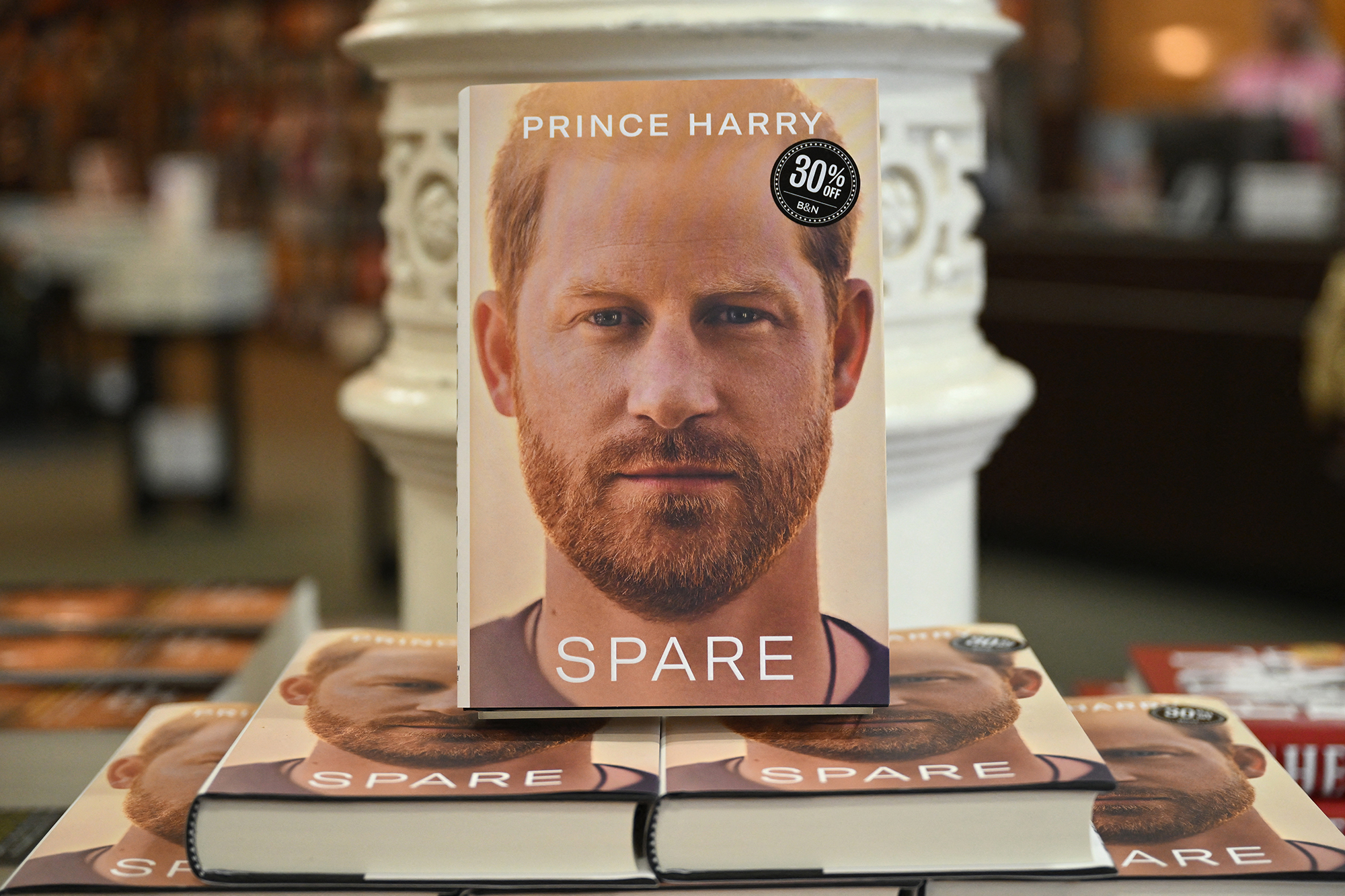 Die Autobiografie von Prinz Harry (Bild: Angela Weiss/AFP)