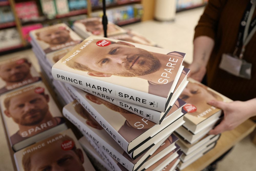 Die Autobiografie von Prinz Harry (Bild: Isabel Infantes/AFP)