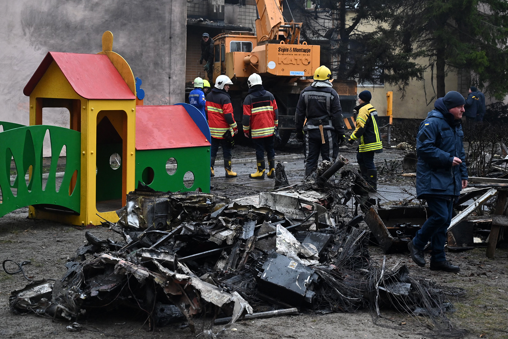 Feuerwehrleute nahe der Absturzstelle des Hubschraubers in Brovary bei Kiew (Bild: Sergei Supinsky/AFP)