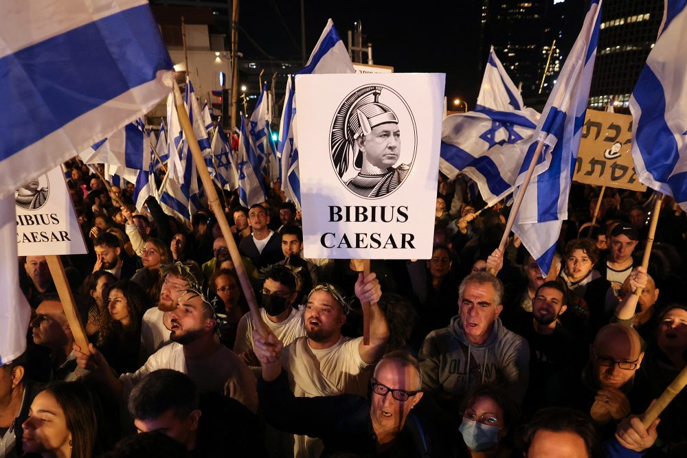 Demonstration gegen die neue rechtsgerichtete Regierung in Tel Aviv (Bild: Ahmad Gharabli/AFP)