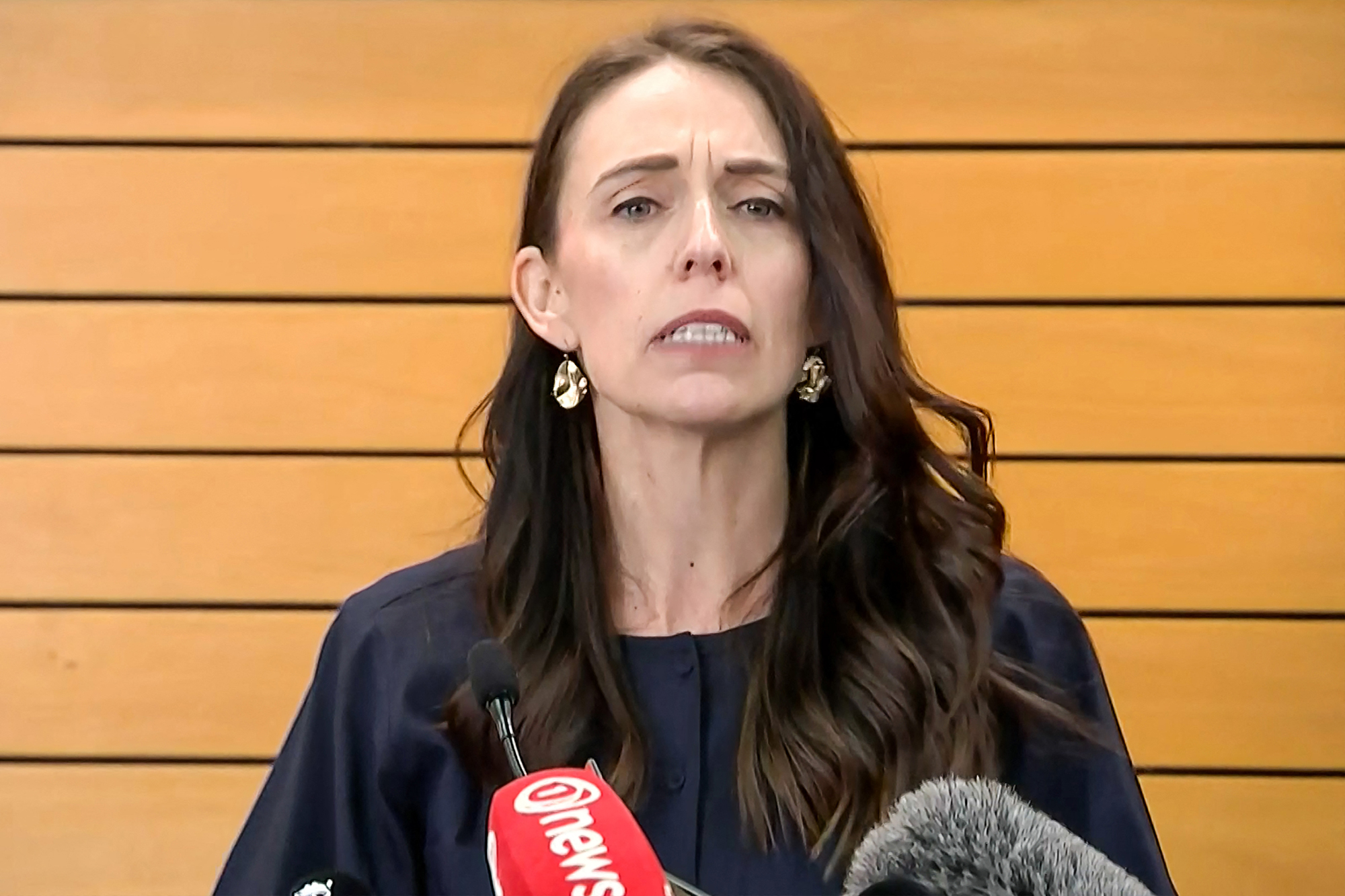 Die neuseeländische Premierministerin Jacinda Ardern hat ihren Rücktritt angekündigt (Bild: TVNZ/AFP)