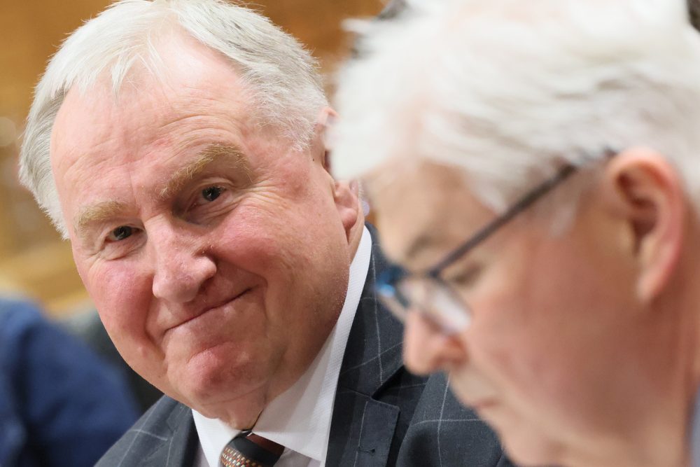 Karl-Heinz Lambertz bei der Übergabe des Amt des Parlamentspräsidenten an Charles Servaty (Bild: Benoit Doppagne/Belga)