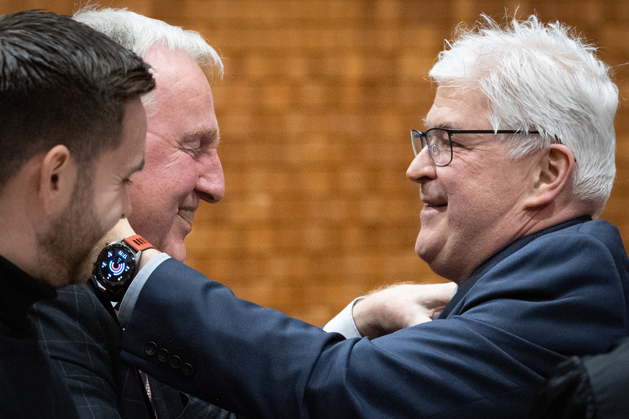 Karl-Heinz Lambertz übergibt das Amt des Parlamentspräsidenten an Charles Servaty (Bild: Benoit Doppagne/Belga)