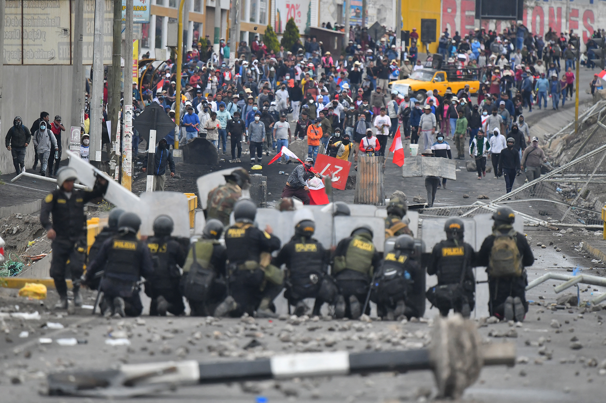 Demonstranten stoßen an der Añashuayco-Brücke in Arequipa mit der Bereitschaftspolizei zusammen, als sie gegen die Regierung von Präsidentin Dina Boluarte protestieren (Bild: Diego Ramos/AFP)