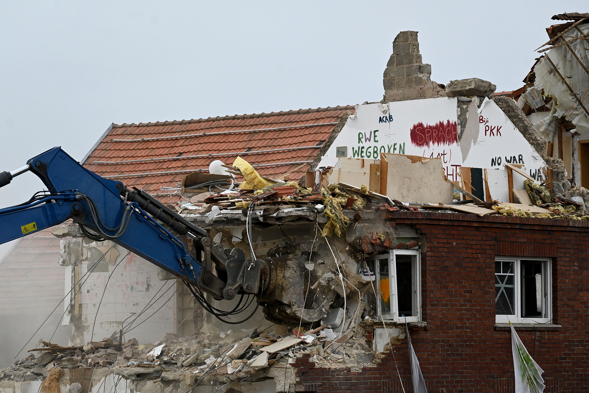 Abriss eines Hauses im ehemaligen Dorf Lützerath (Bild: Ina Fassbender/AFP)