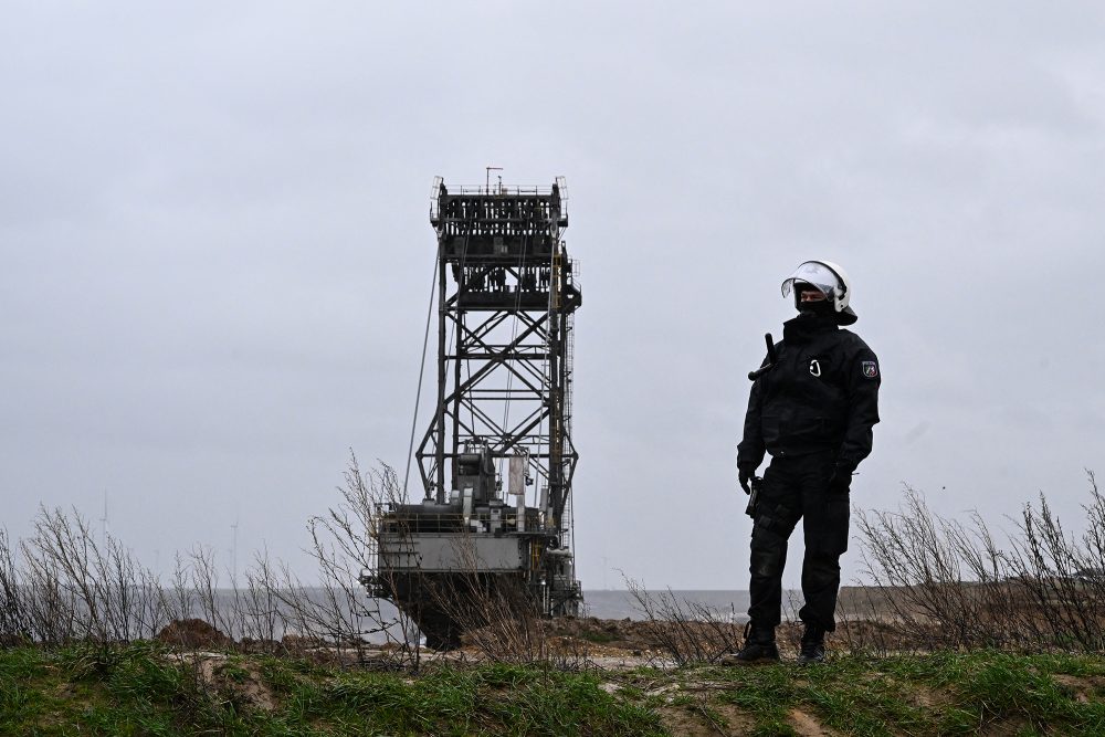 Polizist bei Lützerath (Bild: Ina Fassbender/AFP)