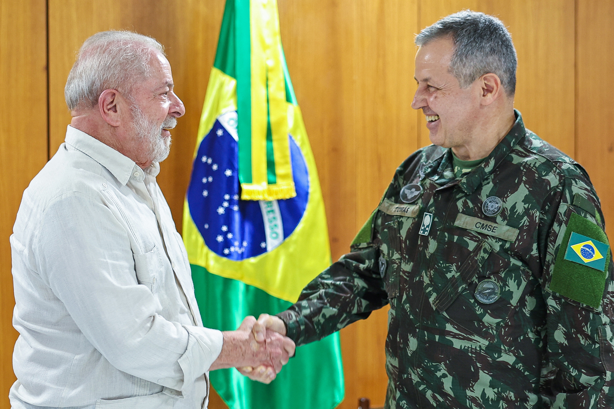 Brasiliens Präsident Luiz Inácio Lula da Silva mit dem neuen Befehlshaber der Armee, General Tomas Ribeiro Paiva (Bild: Ricardo Stuckert/Brazilian Presidency/AFP)