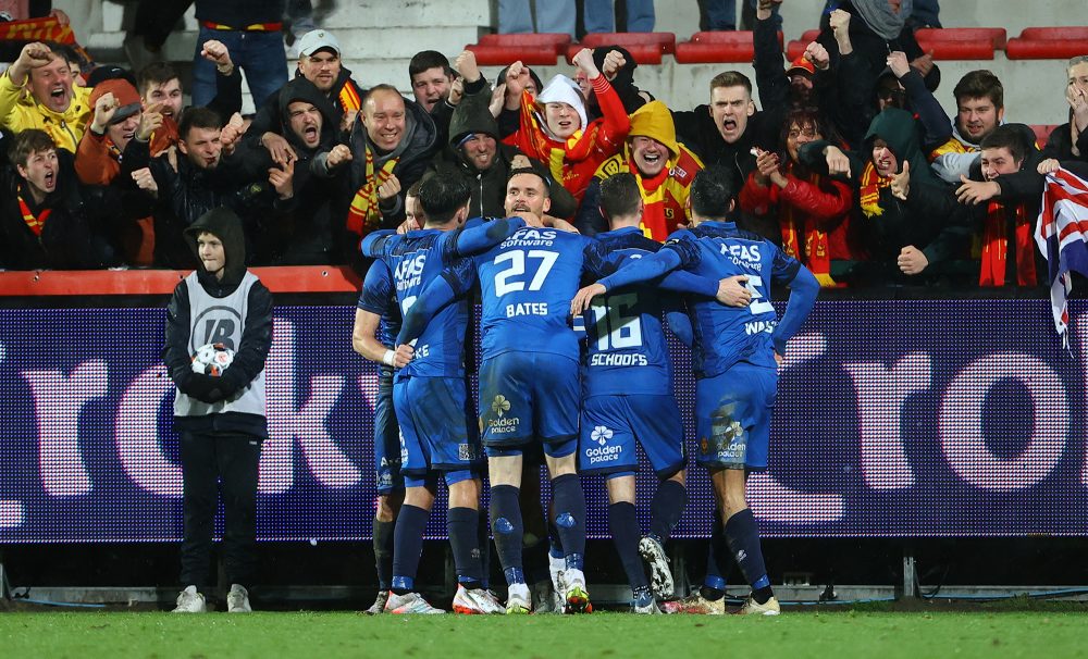 Spieler und Fans des KV Mechelen jubeln nach dem Einzug ins Halbfinale (Bild: David Pintens/Belga)