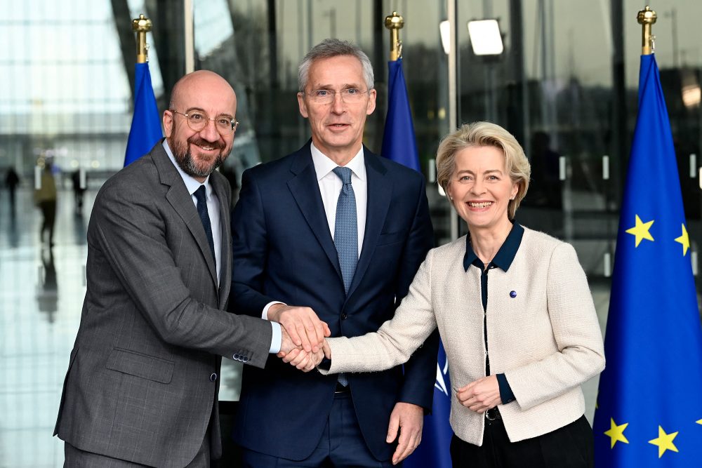 Charles Michel, Jens Stoltenberg und Ursula von der Leyen am Dienstag in Brüssel (Bild: John Thys/AFP)