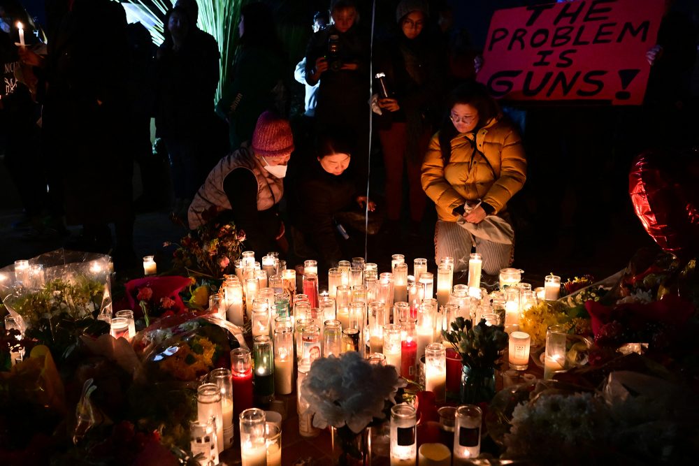 Nach der Schießerei in einem Nachtclub: Mahnwache in Monterey Park am Dienstag (Bild: Frederic J. Brown/AFP)