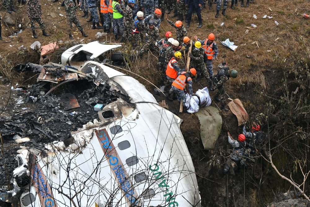 Rettungskräfte im Einsatz an der Absturzstelle (Bild: Prakash Mathema/AFP)