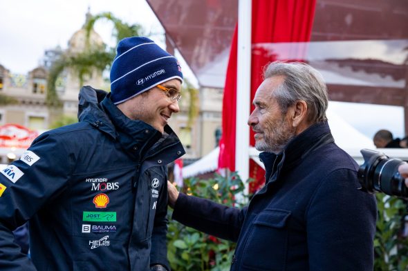 Thierry Neuville mit Jacky Ickx (Bild: Fabien Dufour/Hyundai Motorsport)
