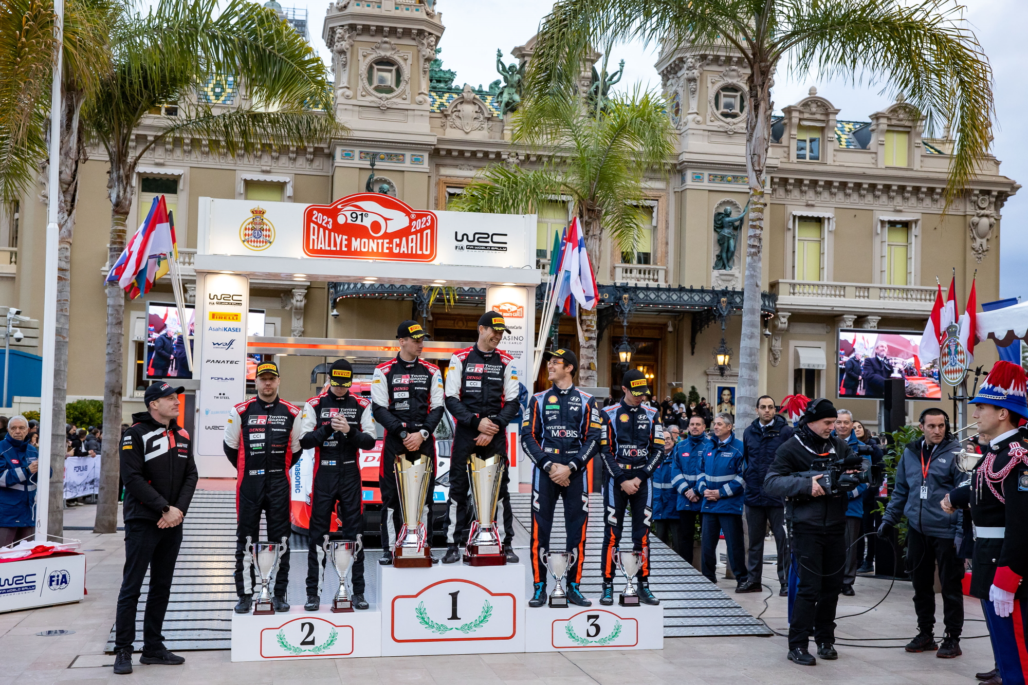 Das Treppchen der Rallye Monte-Carlo: Sieger Sébastien Ogier/Vincent Landais, Kalle Rovanperä/Jonne Halttunen auf Platz zwei und Thierry Neuville/Martijn Wydaeghe auf Platz drei (Bild: Austral/Hyundai Motorsport)