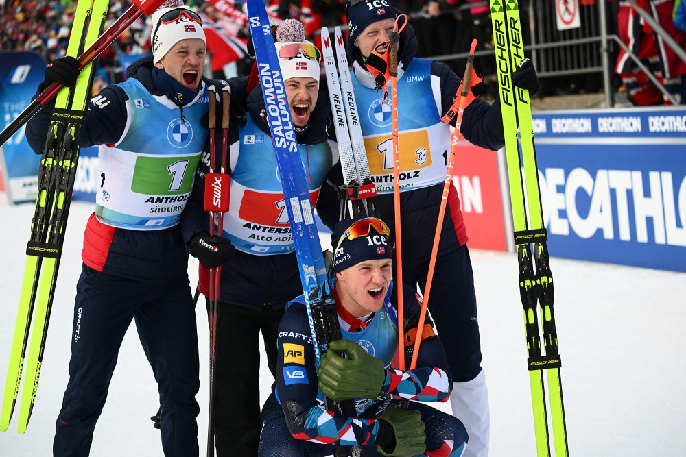 Das norwegische Biathlon-Team nach dem Staffel-Sieg in Antholz (Bild: Vincenzo Pinto/AFP)