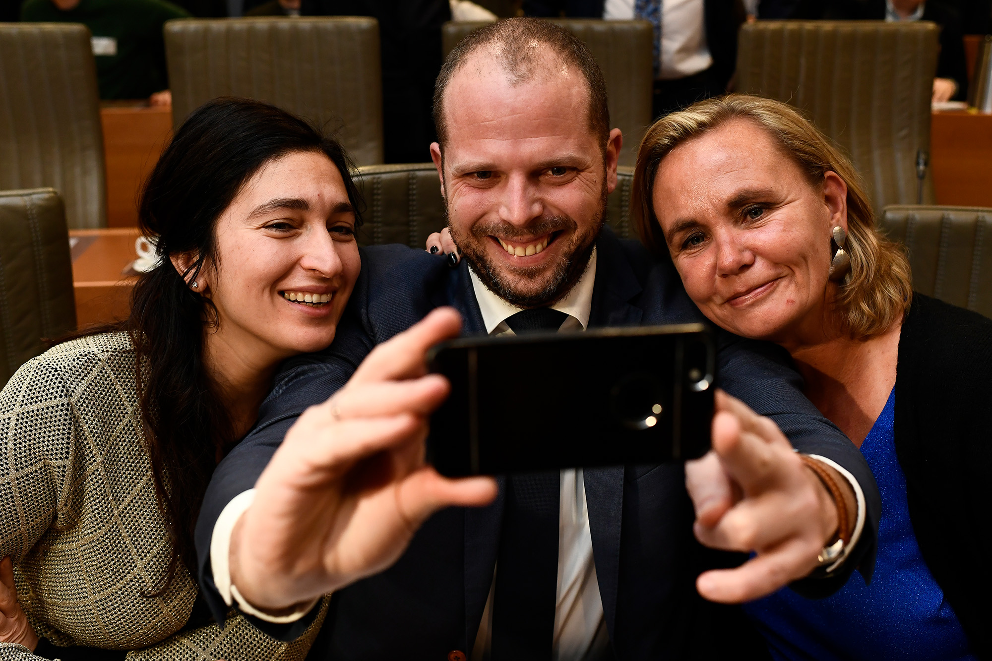 Selfie bei einer N-VA-Pressekonferenz: Zuhal Demir, Theo Francken und Liesbeth Homans (Archivbild: Dirk Waem/Belga)