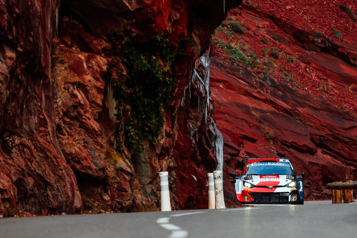 Sébastien Ogier/Vincent Landais beim zweiten Tag der Rallye Monte-Carlo (Bild: Toyota Gazoo Racing)