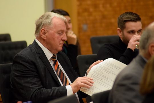 Karl-Heinz Lambertz an seinem Abgeordnetenplatz im Plenum des PDG (Bild: Stephan Pesch/BRF)