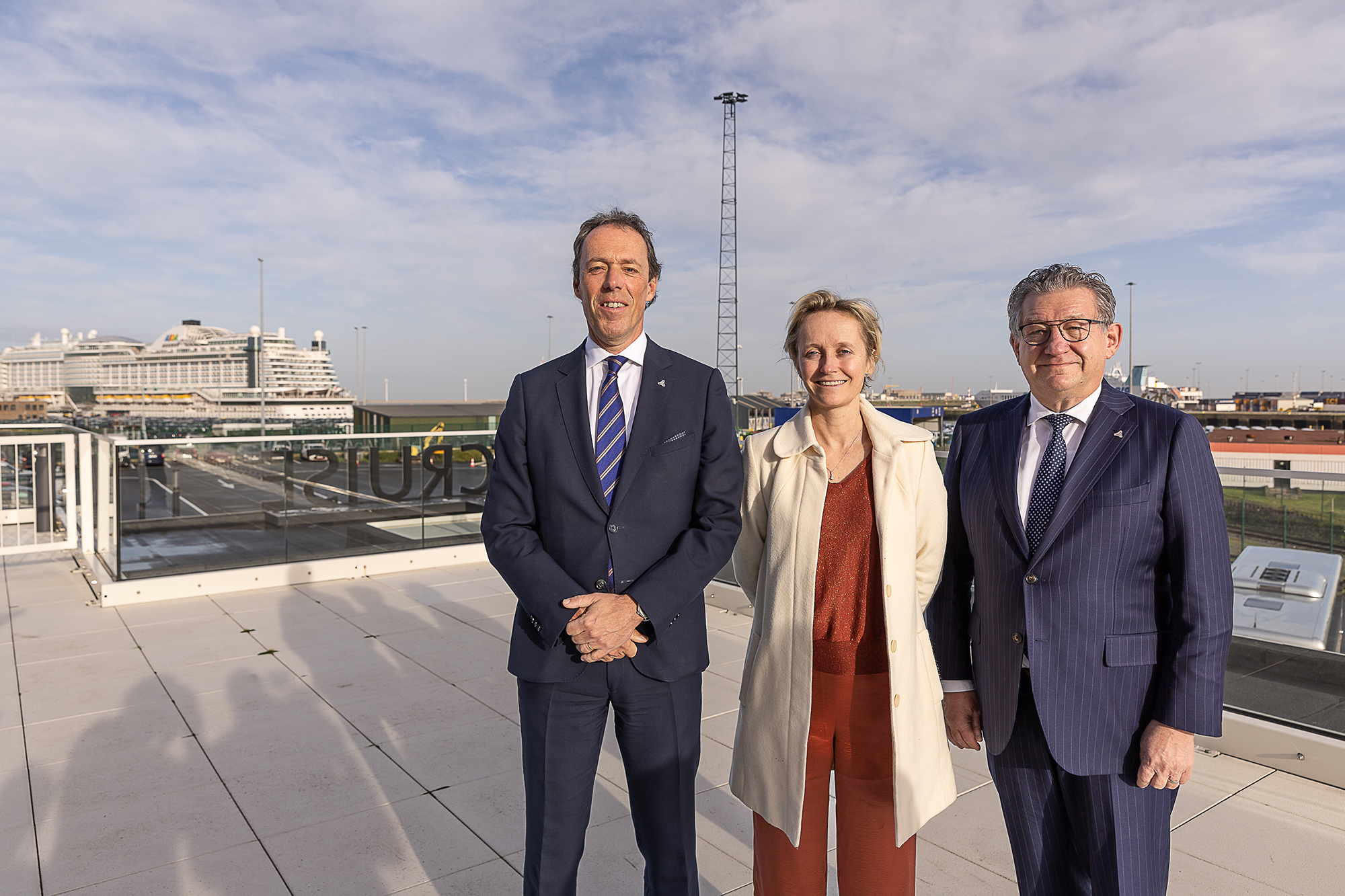 Hafen-CEO Jacques Vandermeiren, Annick De Ridder und Dirk De Fauw, der Vorsitzende des Hafens von Zeebrugge (Bild: James Arthur Gekiere/Belga)