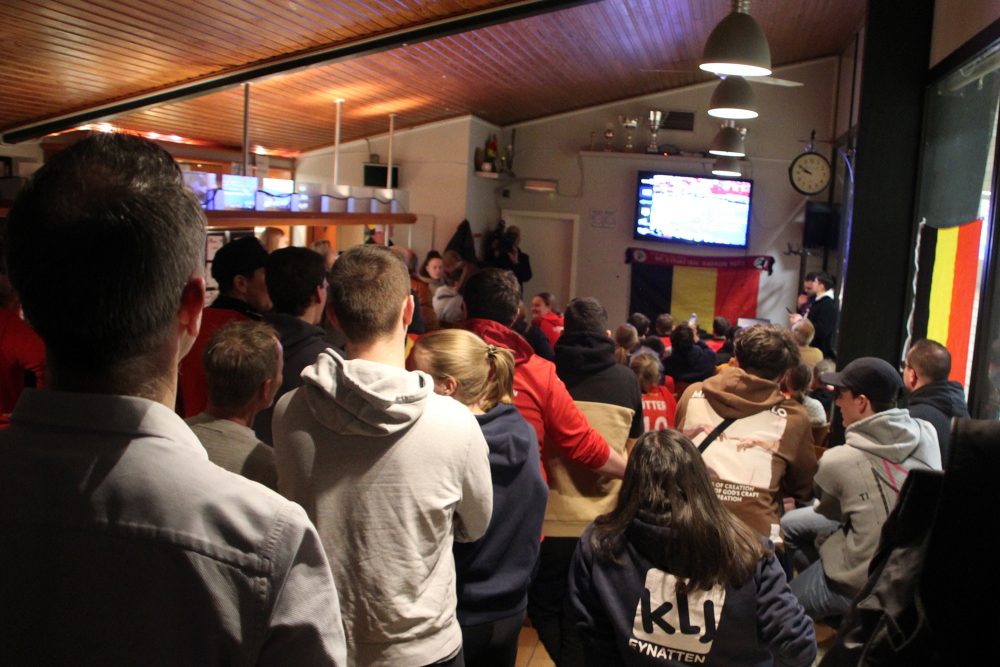 Handball-Public-Viewing in der Kantine in Eynatten (Bild: Christoph Heeren/BRF)