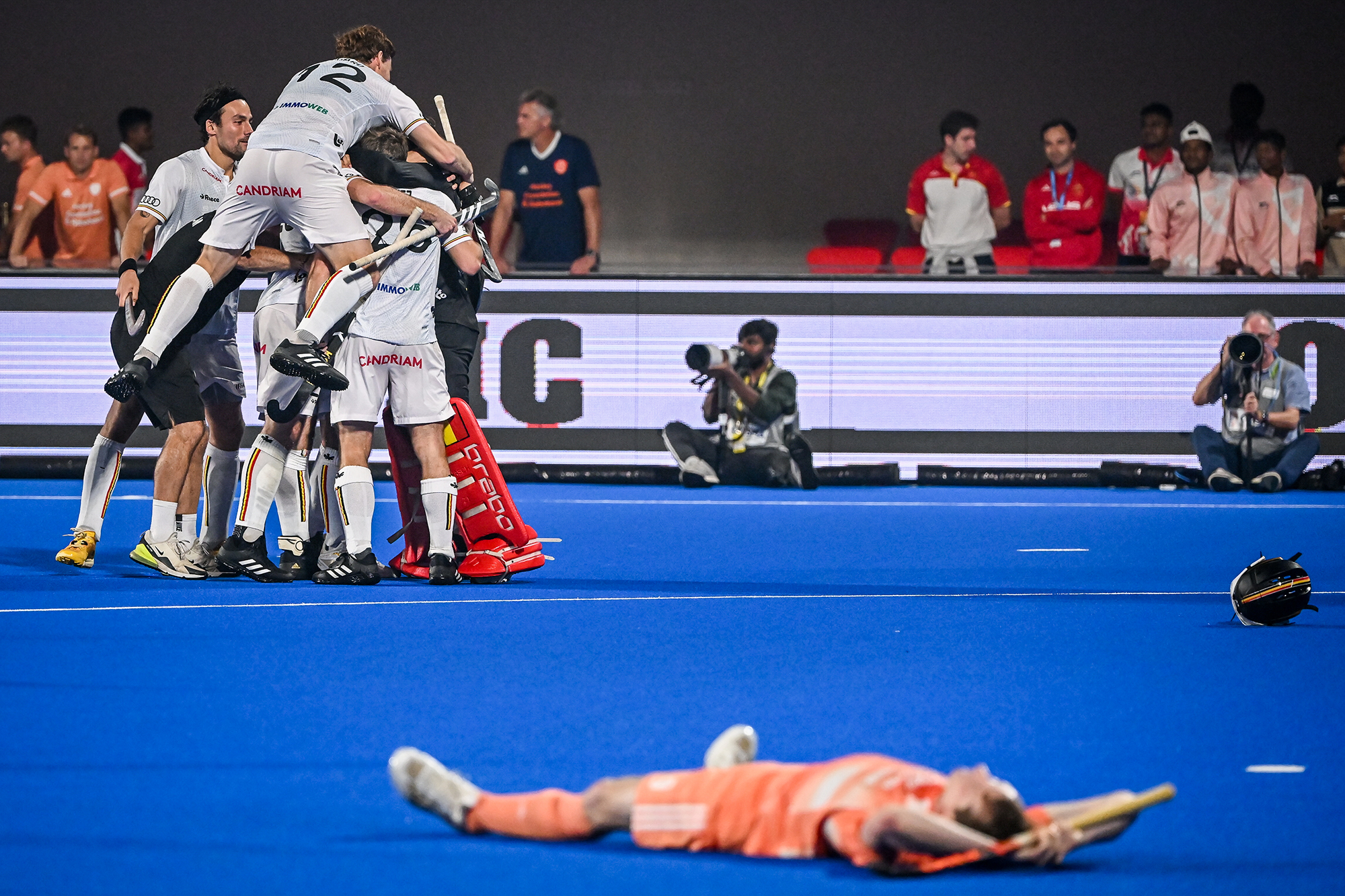Die Red Lions feiern nach dem Sieg im Halbfinalspiel zwischen Belgien und den Niederlanden (Bild: Dirk Waem/Belga)