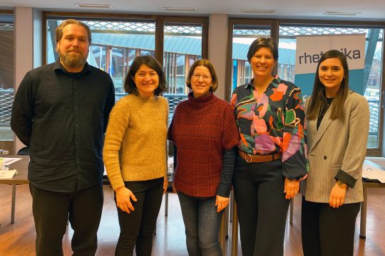 Die Jury für das Rhetorika-Vorfinale: Sascha von Montigny vom Grenz-Echo, Deutsch-Dozentin Dominique Chavet, Übersetzerin Ulrike Krings, Simonne Doepgen vom BRF und Chiara Seca, Kommunikations-Beauftragte der Christlichen Krankenkasse (Bild: BRF)