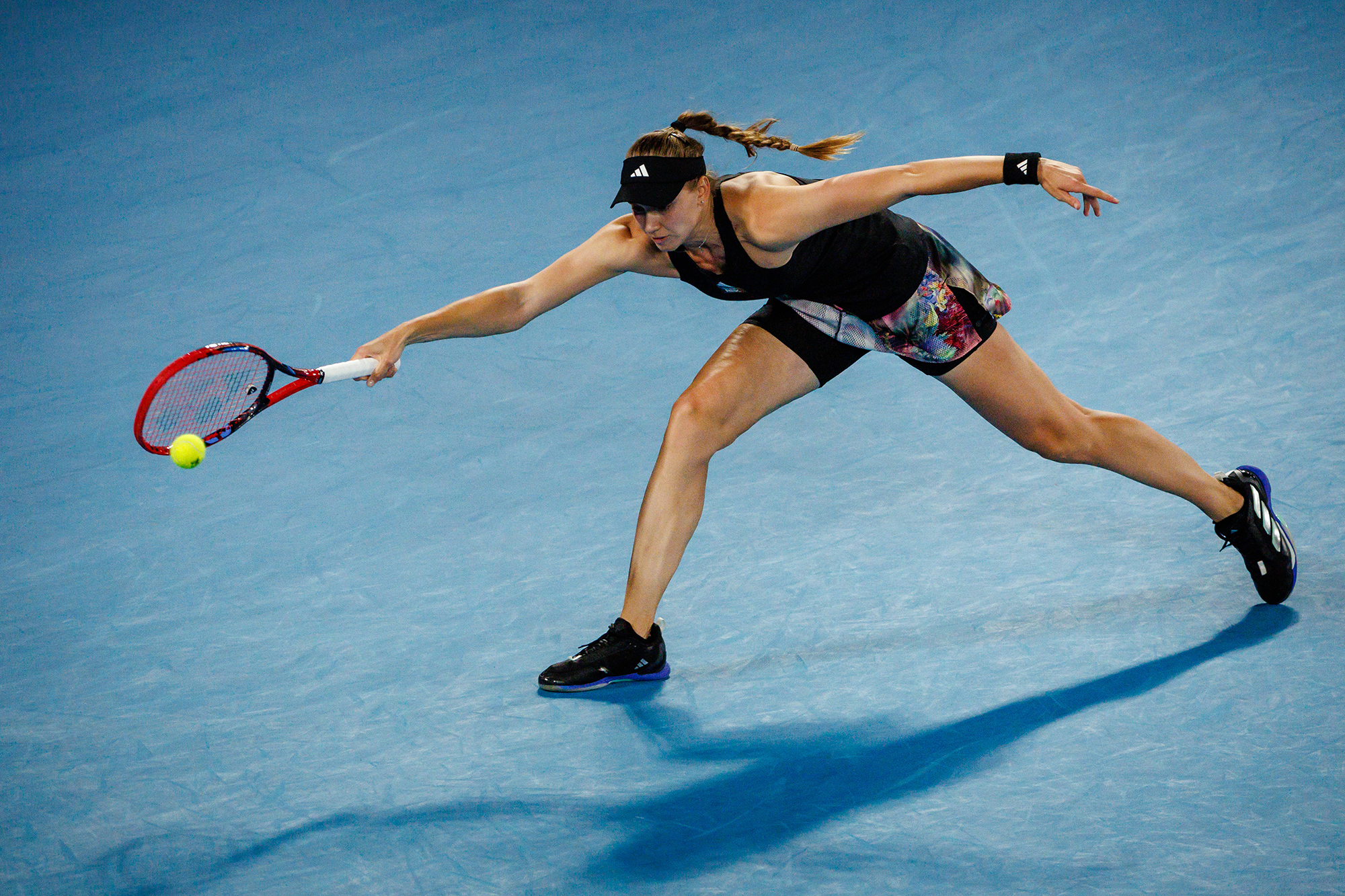 Die kasachische Tennisspielerin Elena Rybakina in ihrem Halbfinal-Match gegen die Belarussin Viktoria Asarenka (Bild: Patrick Hamilton/Belga)
