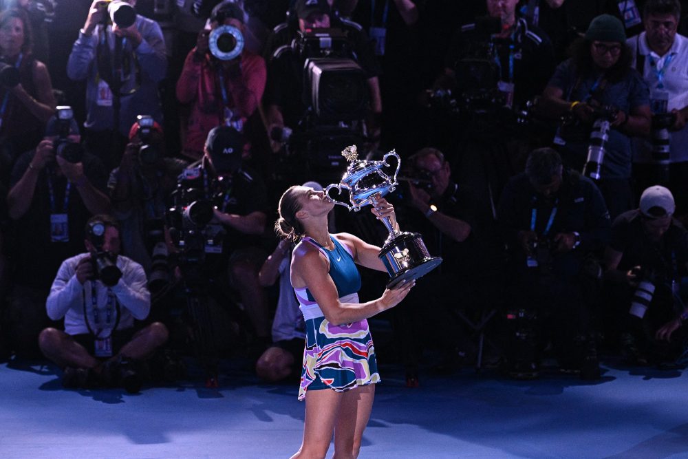 Die belarussische Tennisspielerin Aryna Sabalenka mit ihrem Pokal (Bild: Anthony Wallace/AFP)