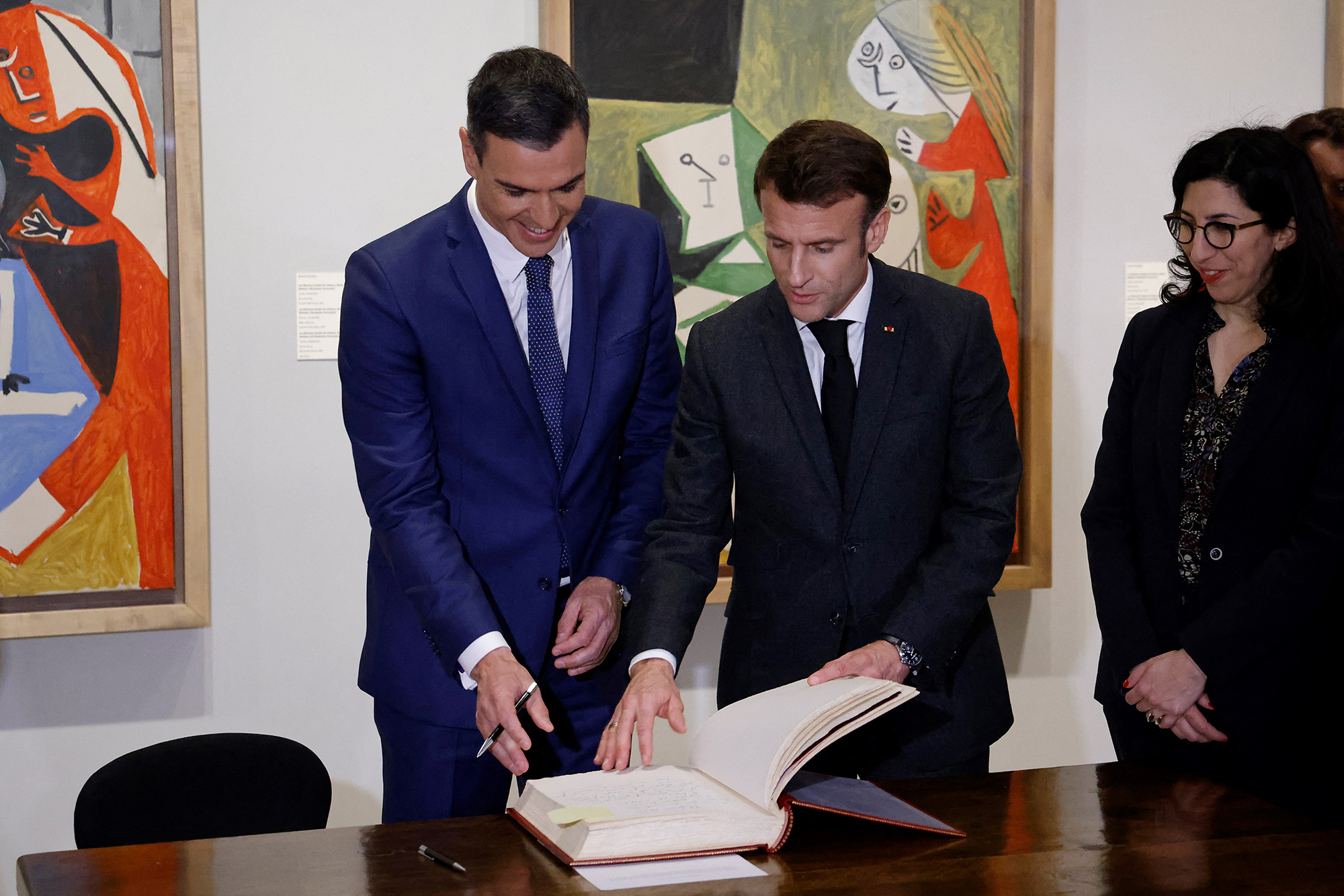 Spaniens Regierungschef Sánchez und Frankreichs Präsident Macron am Donnerstag in Barcelona (Bild: Ludovic Marin/AFP)