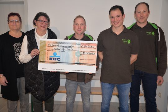 Adventsleuchten der Traktoren: Scheckübergabe an die Krebshilfe (Bild: Alfons Henkes/GrenzEcho)