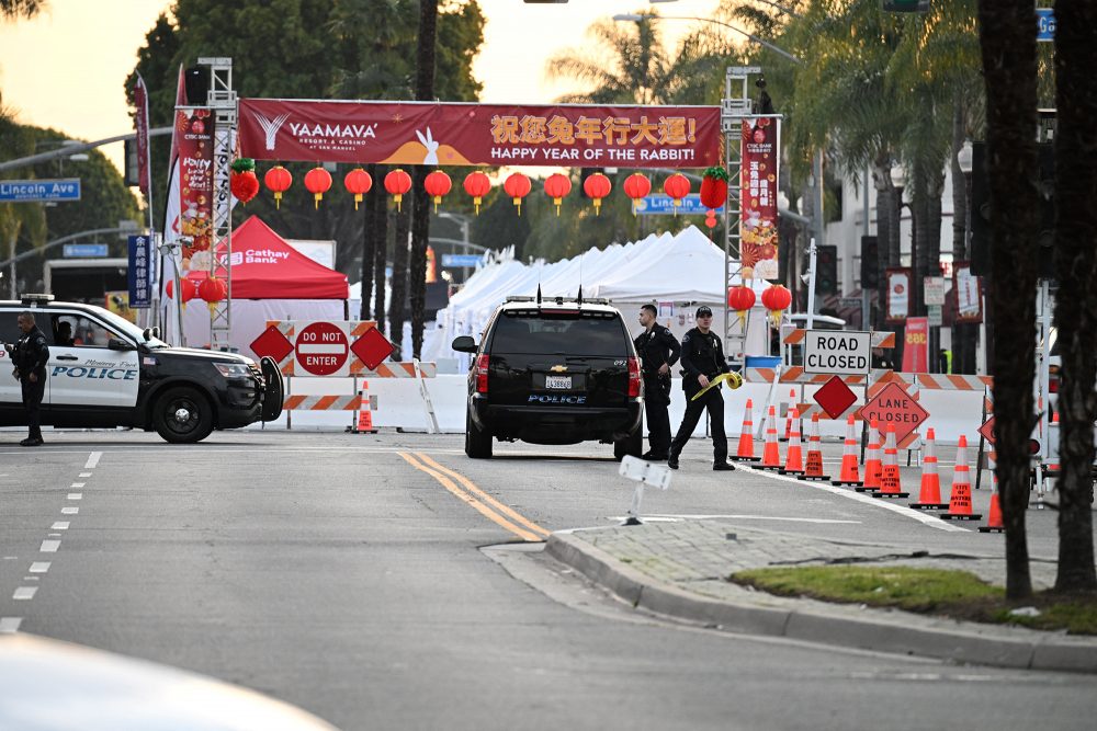 Polizeikräfte in der Nähe des Tatorts im kalifornischen Monterey Park (Bild: Robyn Beck/AFP)