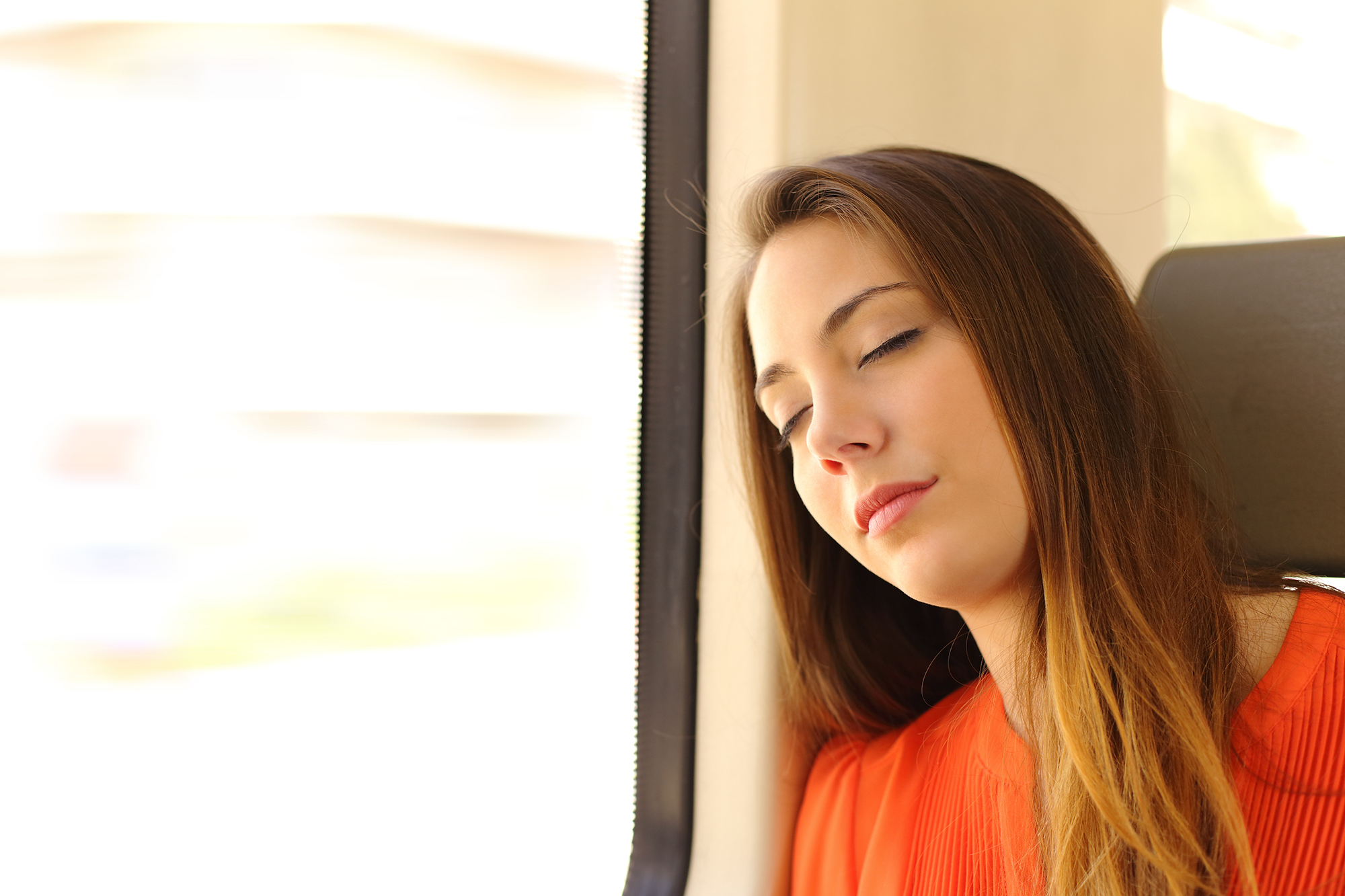 Passagier schläft im Zug (© Antonio Guillen Fernández/Panthermedia)