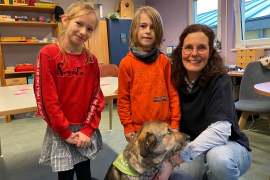 Schulhund „Zéro“ in der Städtischen Grundschule Eupen-Oberstadt (Bild: Raffaela Schaus/BRF)