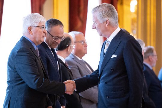 Der frischgebackene PDG-Präsident Charles Servaty beim Neujahrsempfang mit König Philippe (Bild: Benoit Doppagne/Belga)