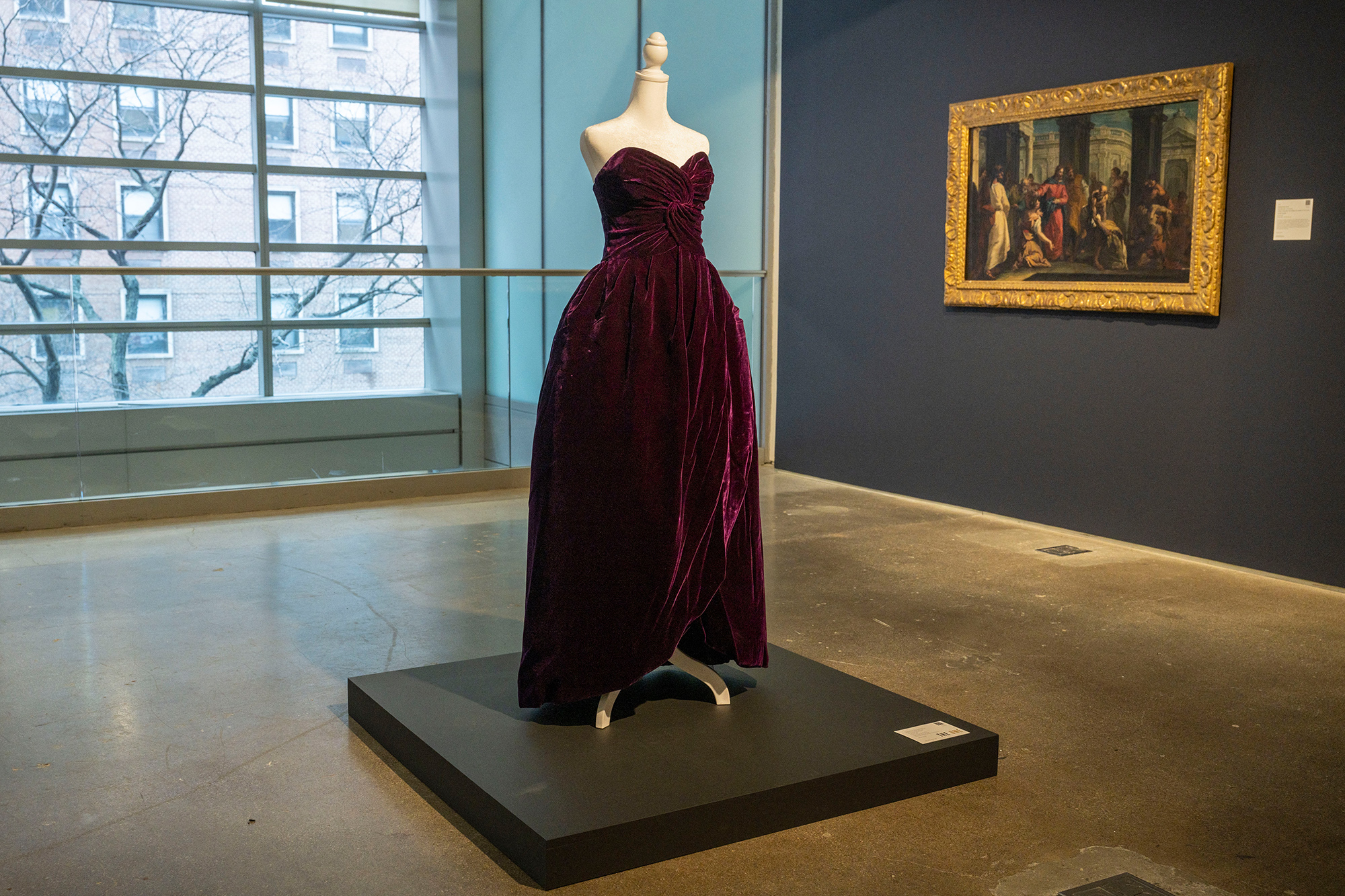 Das in New York versteigerte Kleid von Prinzessin Diana (Bild: Angela Weiss/AFP)