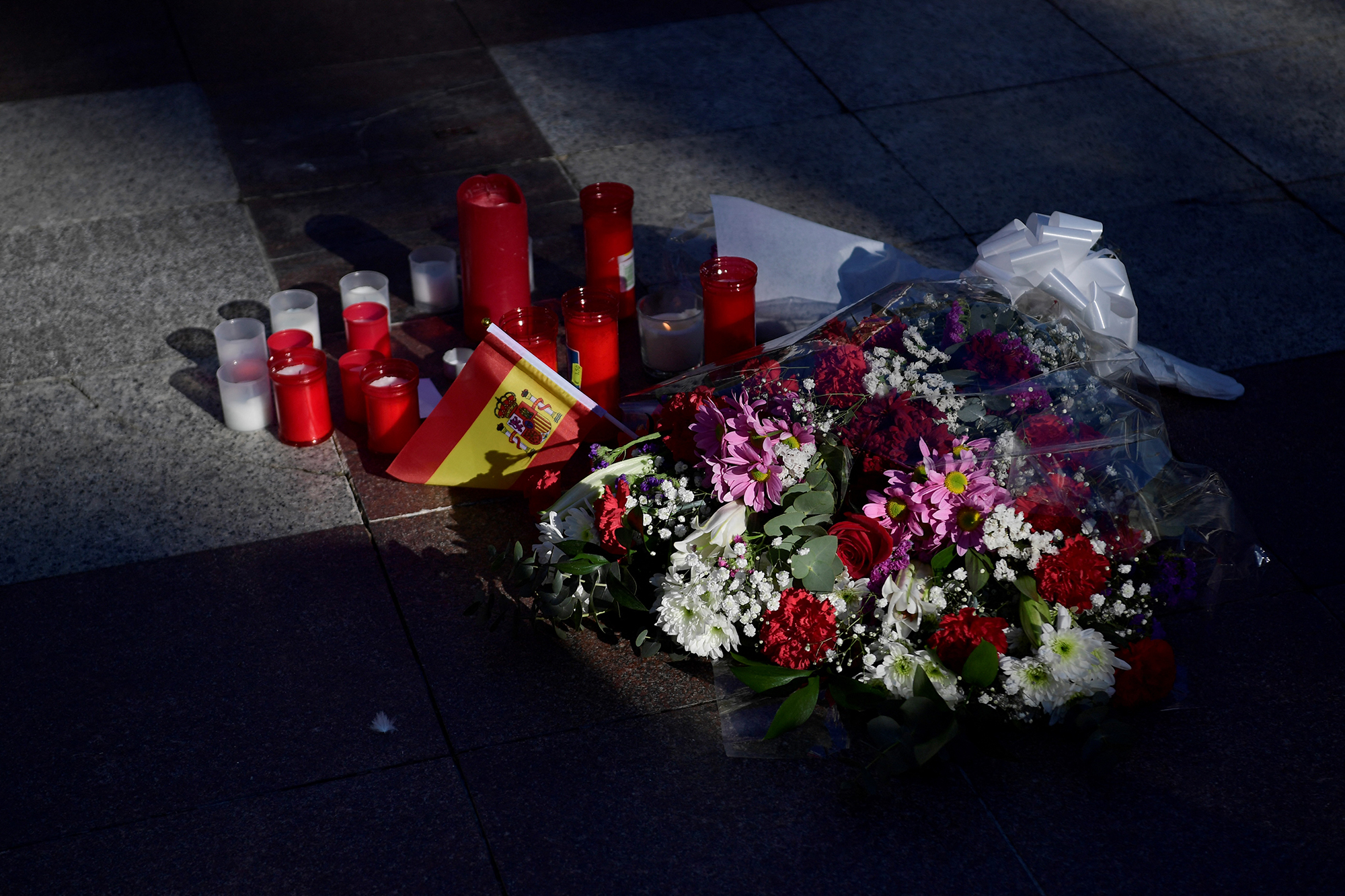 Auf dem Platz nahe der Kirche in der südspanischen Stadt Algeciras, in der ein Mann getötet wurde, wurden Blumen und Kerzen niedergelegt (Bild: Cristina Quicler/AFP)