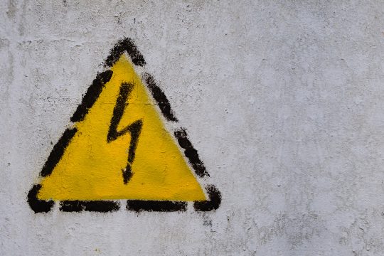 Achtung, Hochspannung (Illustrationsbild: Andre1ns/YAYMicro/Panthermedia)