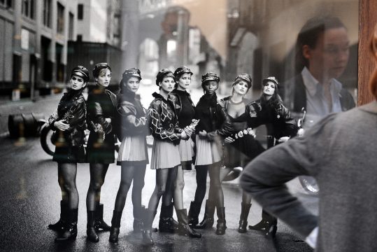 Cindy Crawford, Tatjana Patitz, Helena Christensen, Linda Evangelista, Claudia Schiffer, Naomi Campbell, Karen Mulder und Stephanie Seymour auf einer Fotografie von Peter Lindbergh bei einer Ausstellung in Paris 2008 (Bild: Lionel Bonaventure/AFP)