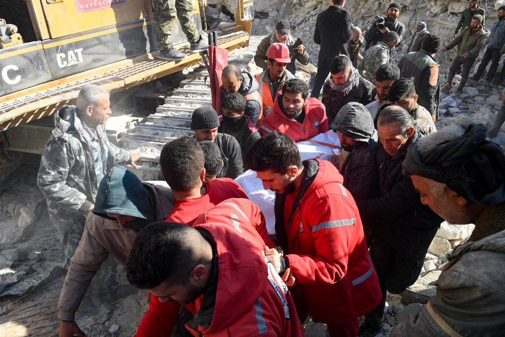 Rettungseinsatz nach dem Einsturz eines Wohnhauses in der syrischen Stadt Aleppo (Bild: AFP)