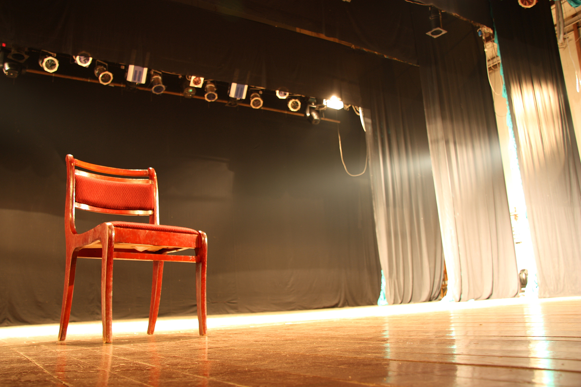 Stuhl auf leerer Theaterbühne