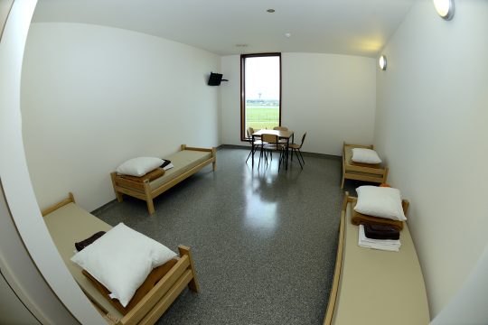 Geschlossenes Transitzentrum für Asylbewerber (Illustrationsbild: Eric Lalmand/Belga)