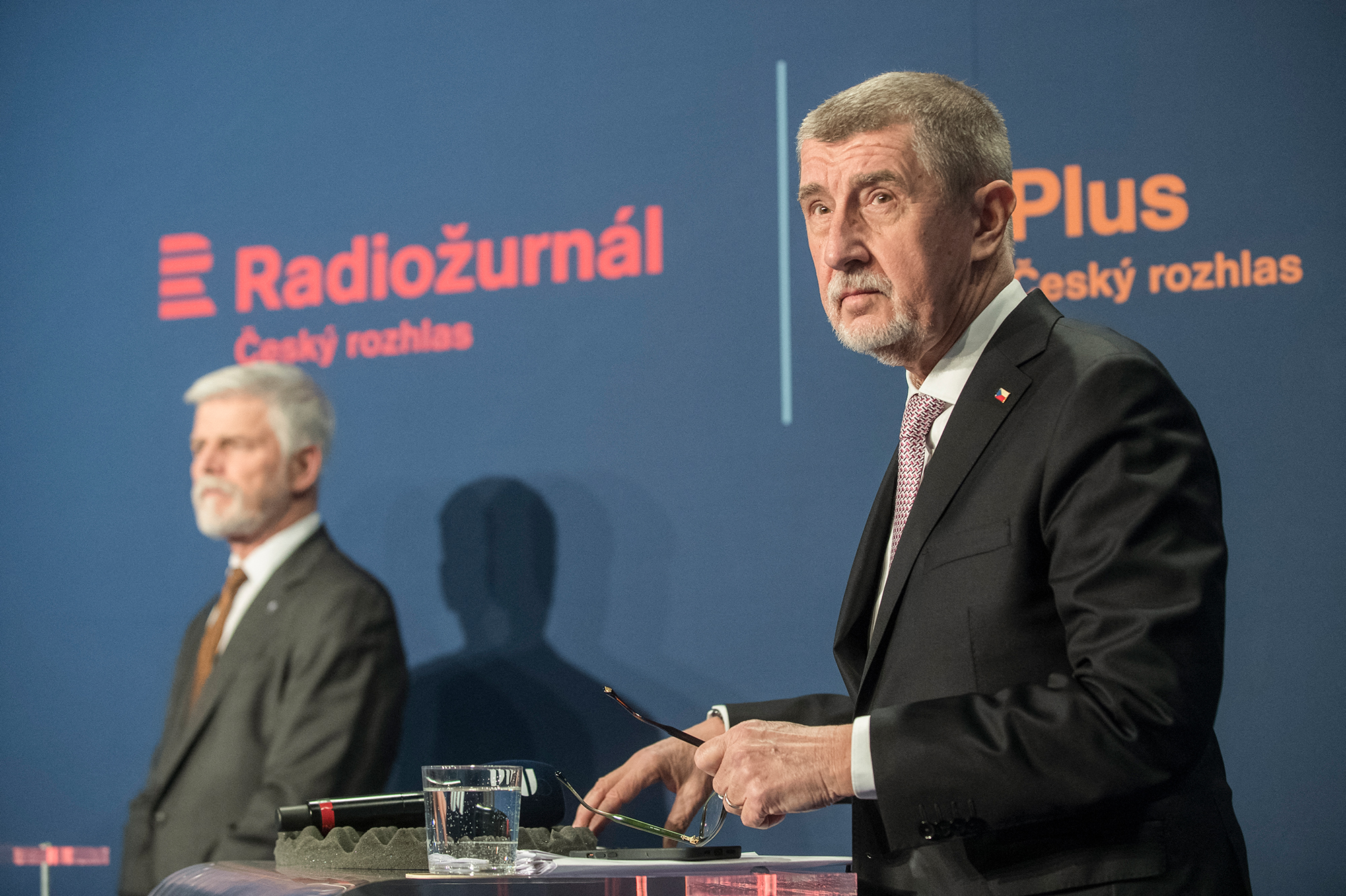 Die beiden Kandidaten bei der Präsidentenwahl in Tschechien, Petr Pavel (li.) und Andrej Babis (Bild: Michael Cizek/AFP)