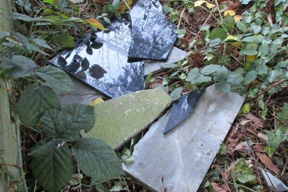 Schwerer Fall von Vandalismus auf Aachener Ostfriedhof (Bild: Polizei Aachen)