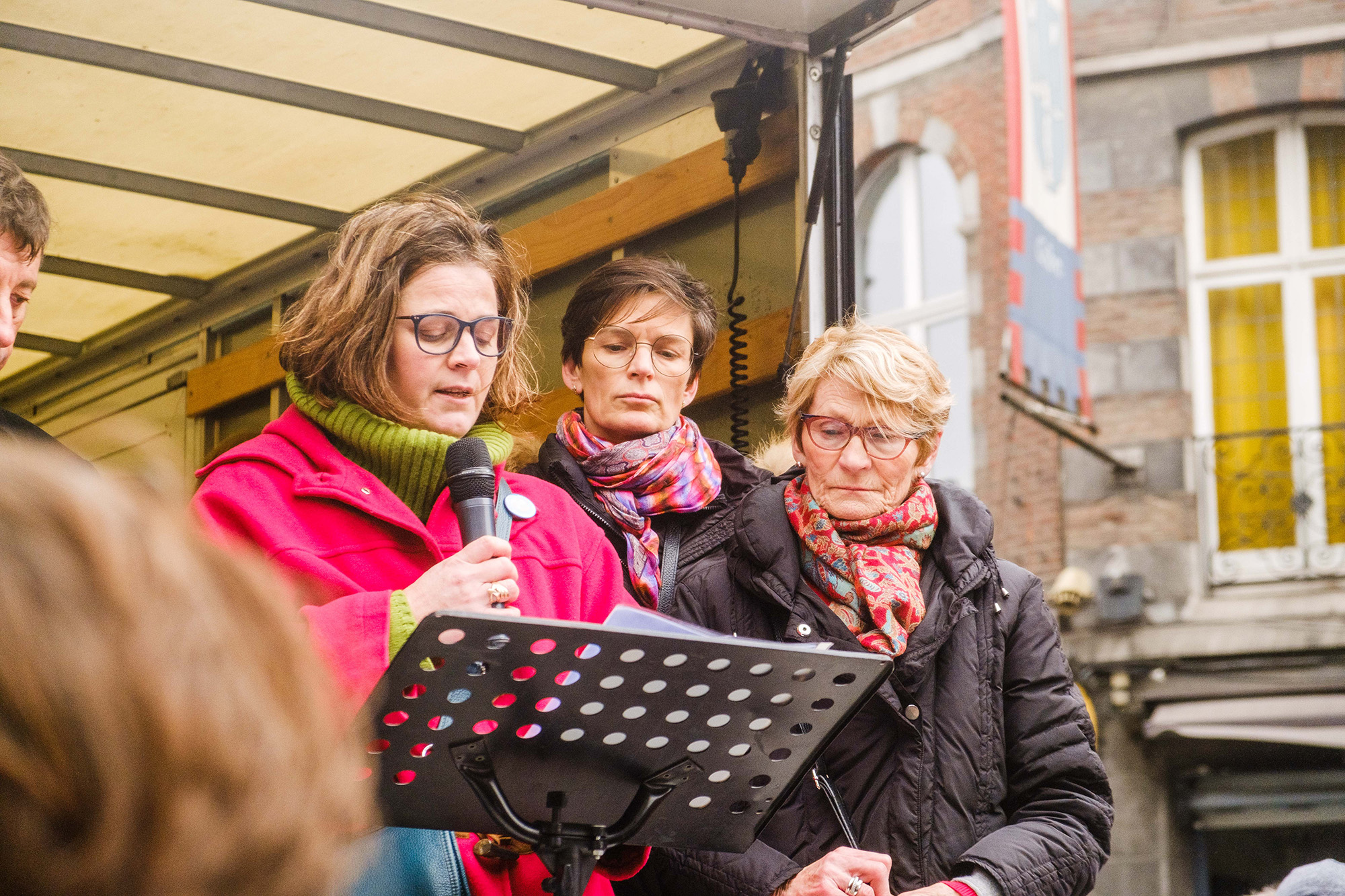 Die Schwestern und Mutter von Olivier Vandecasteele am Donnerstag bei einer Demo in Tournai (Bild: Justin Namur/Belga)