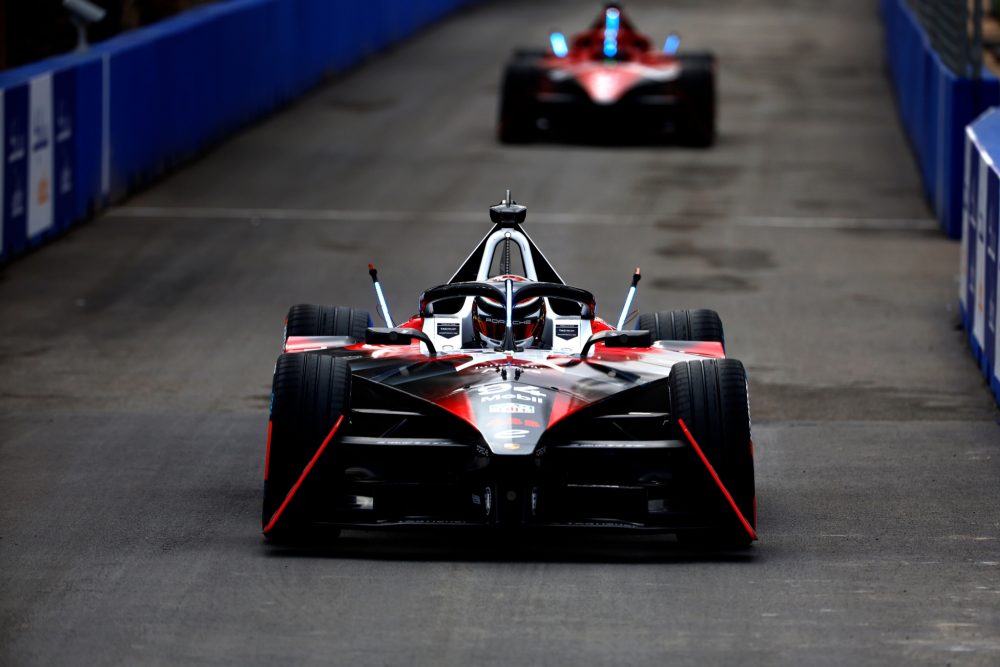 Pascal Wehrlein (Porsche) gewinnt auch das zweite Rennen in Diriyah (Bild: Sam Bloxham/Formel E)